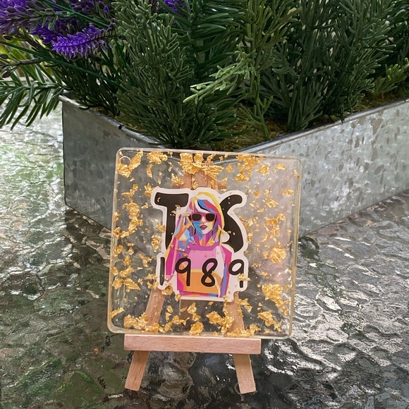 Taylor Swift 1989 Cartoon with Gold Flakes Resin Display Art & Mini Easel - Picture 4 of 17